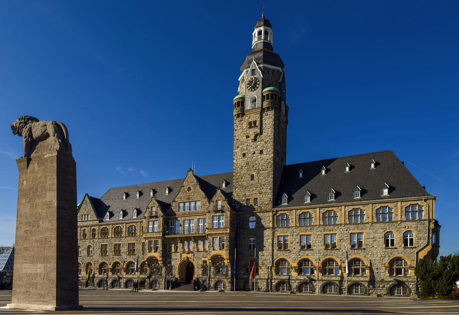 Bewundern Sie das Rathaus von Remscheid.
