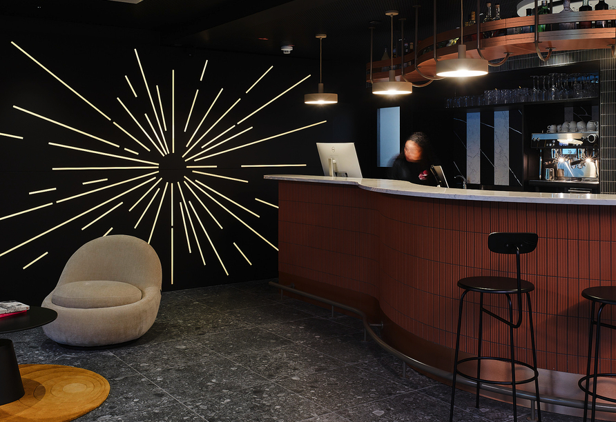 Die Lobby empfängt Sie mit klarem Design.