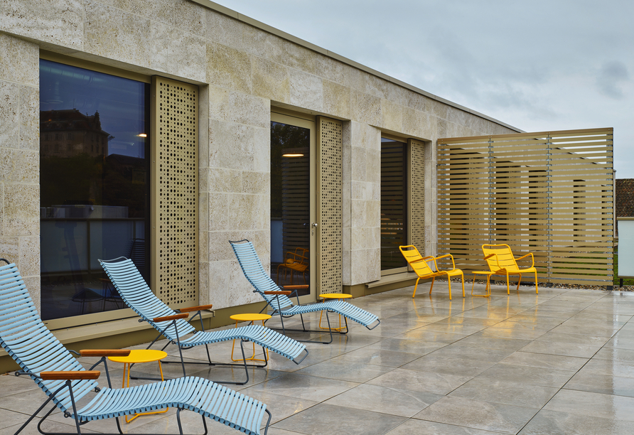 Entspannen unter freiem Himmel – die Terrasse des Hotels