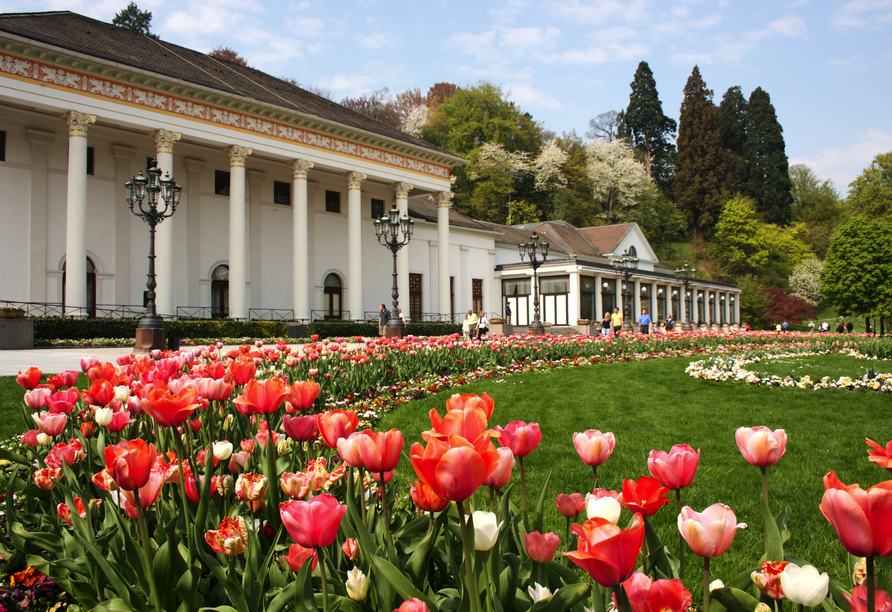 Schlendern Sie durch den Kurgarten zwischen Blumenbeeten und klassischer Architektur.