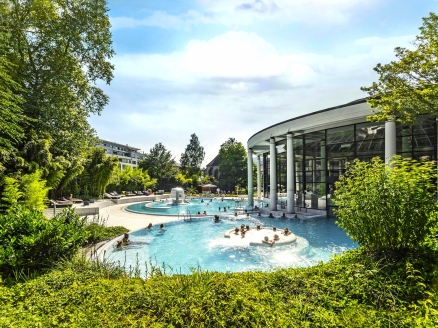 Herzlich willkommen in der Caracalla Therme – ein Ort der Ruhe mitten im Grünen.