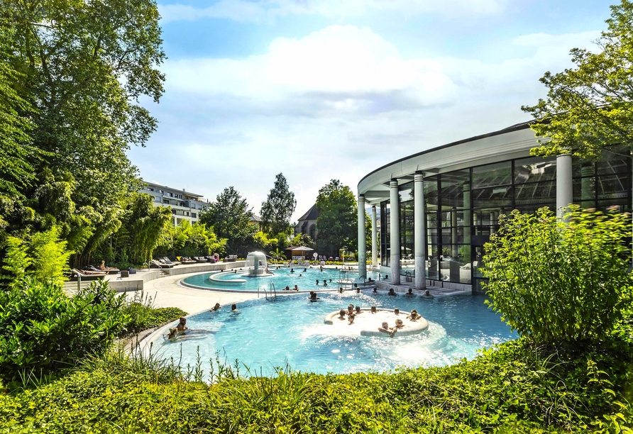 Herzlich willkommen in der Caracalla Therme – ein Ort der Ruhe mitten im Grünen.
