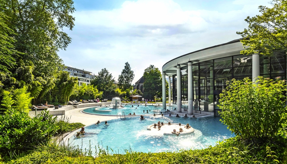 Herzlich willkommen in der Caracalla Therme – ein Ort der Ruhe mitten im Grünen.