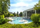Herzlich willkommen in der Caracalla Therme – ein Ort der Ruhe mitten im Grünen.