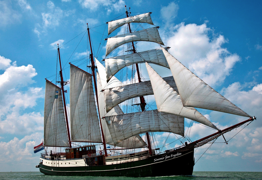 An Bord Ihres Segelschiffs Simmer fan Fryslân erwartet Sie eine unvergessliche Zeit.