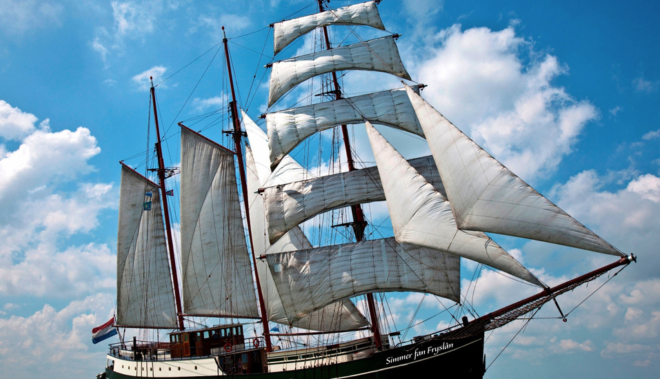 An Bord Ihres Segelschiffs Simmer fan Fryslân erwartet Sie eine unvergessliche Zeit.