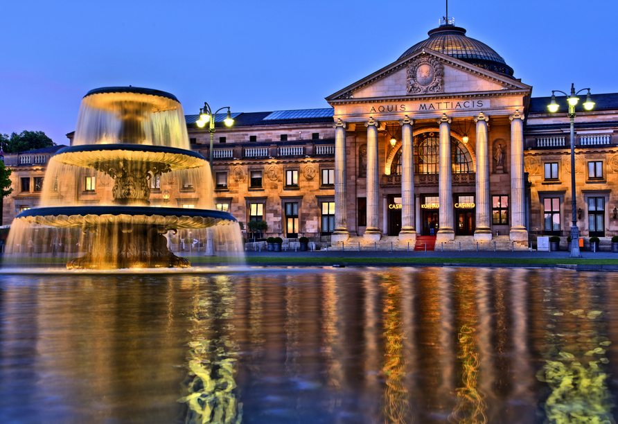 Das Kurhaus in Wiesbaden mit angrenzendem Kurpark ist sehr beeindruckend.