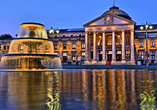 Das Kurhaus in Wiesbaden mit angrenzendem Kurpark ist sehr beeindruckend.