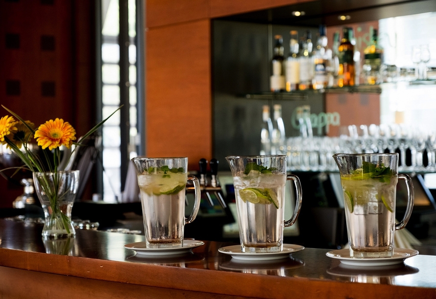 Lassen Sie den Tag bei einem stilvollen Drink an der Bar entspannt ausklingen.