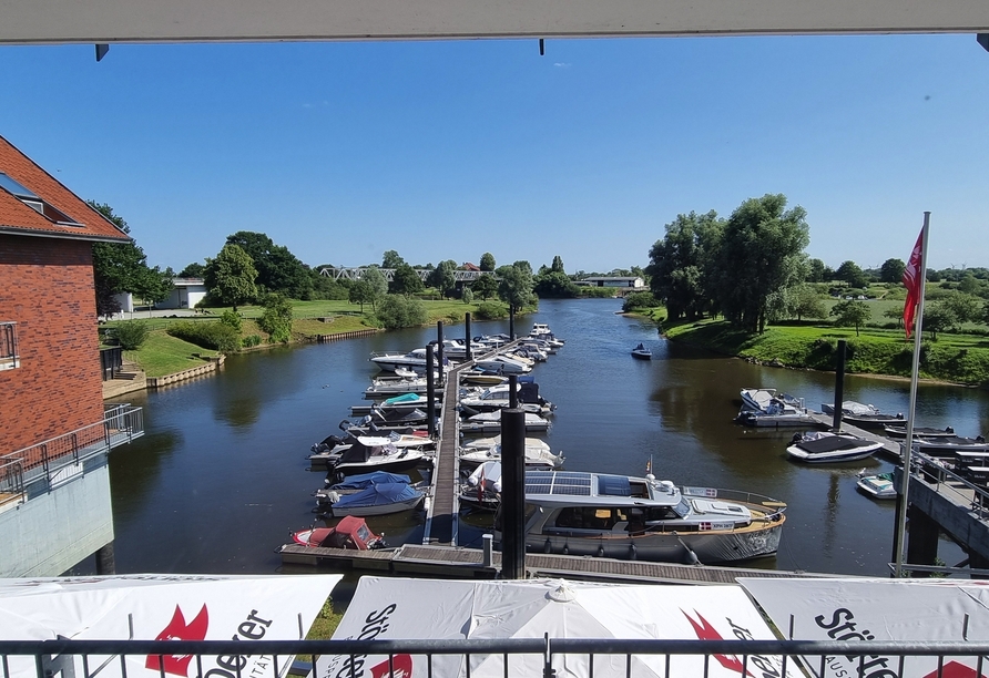 Die Aussicht auf den Yachthafen ist bewundernswert.