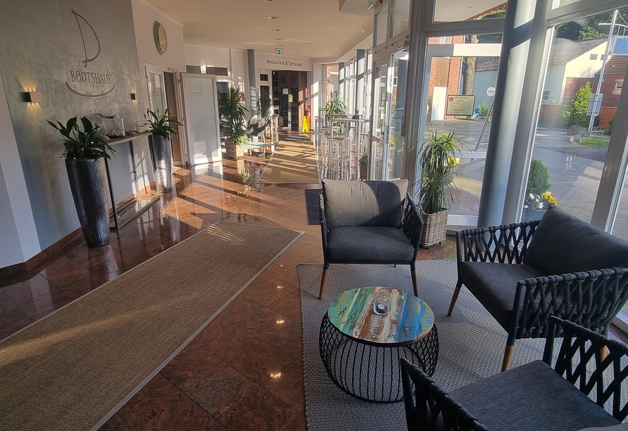 Blick in die moderne Hotellobby mit gemütlicher Sitzgelegenheit.