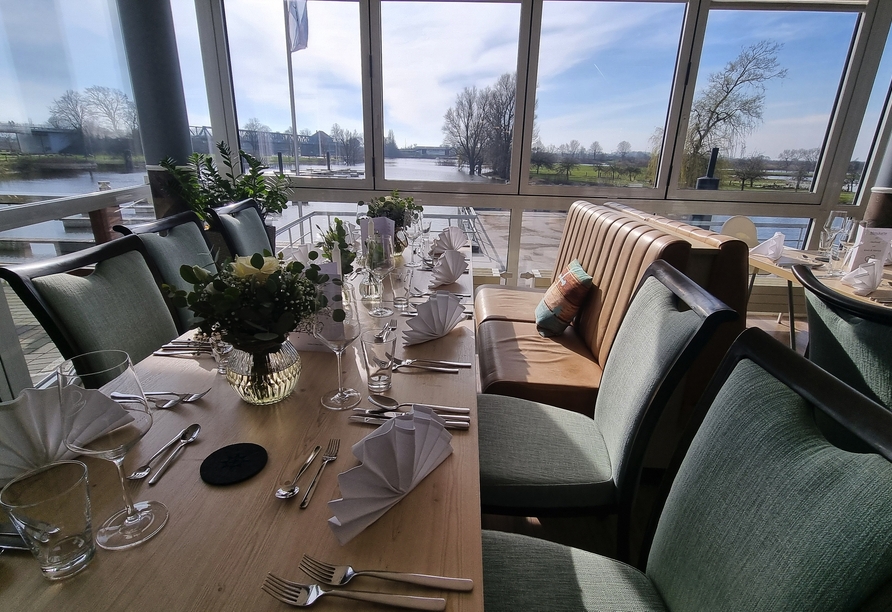 Das Restaurant mit Blick aufs Wasser sorgt für eine einzigartige Atmosphäre. 