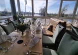 Das Restaurant mit Blick aufs Wasser sorgt für eine einzigartige Atmosphäre. 