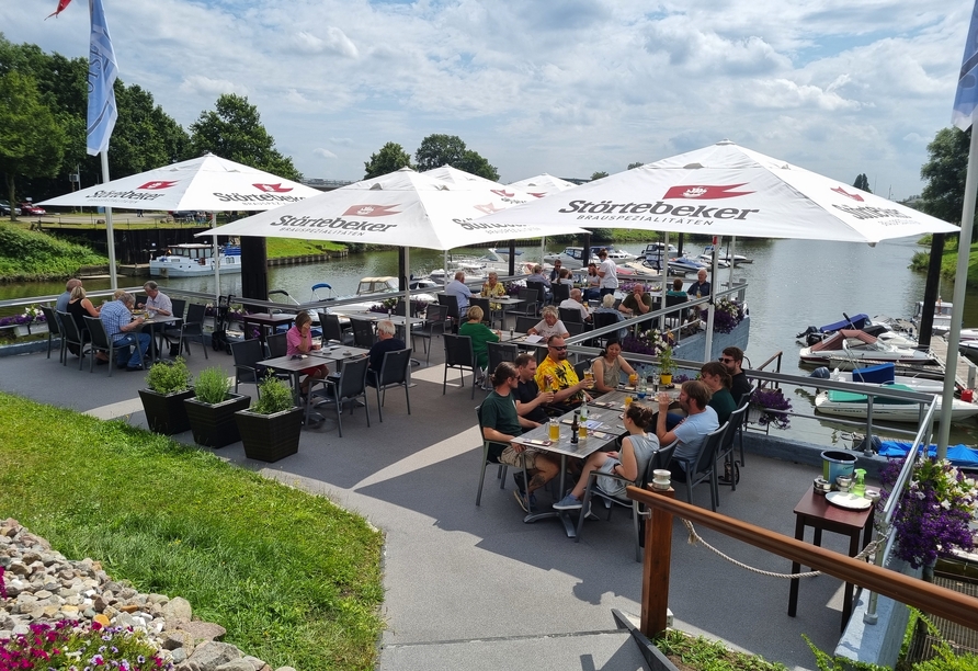 Die Terrasse lädt zum Verweilen ein.