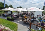 Die Terrasse lädt zum Verweilen ein.