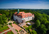 Nur wenige Schritte vom Hotel entfernt liegt das barocke Schloss Lichtenwalde mit seinen prachtvollen Gärten.