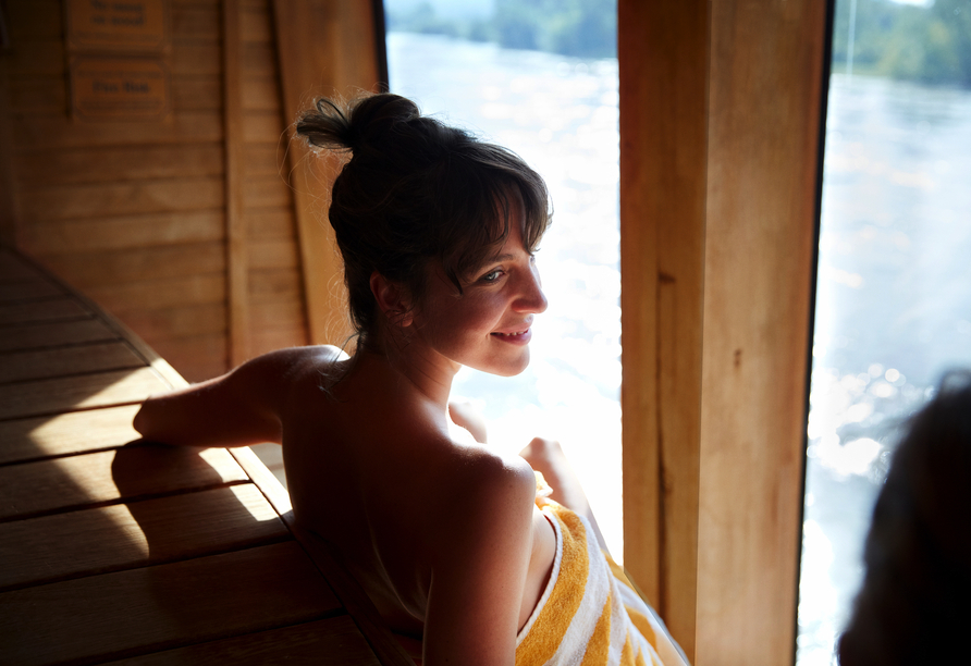 Entspannen Sie in der Sauna an Bord mit Panoramablick auf die vorbeiziehende Landschaft.