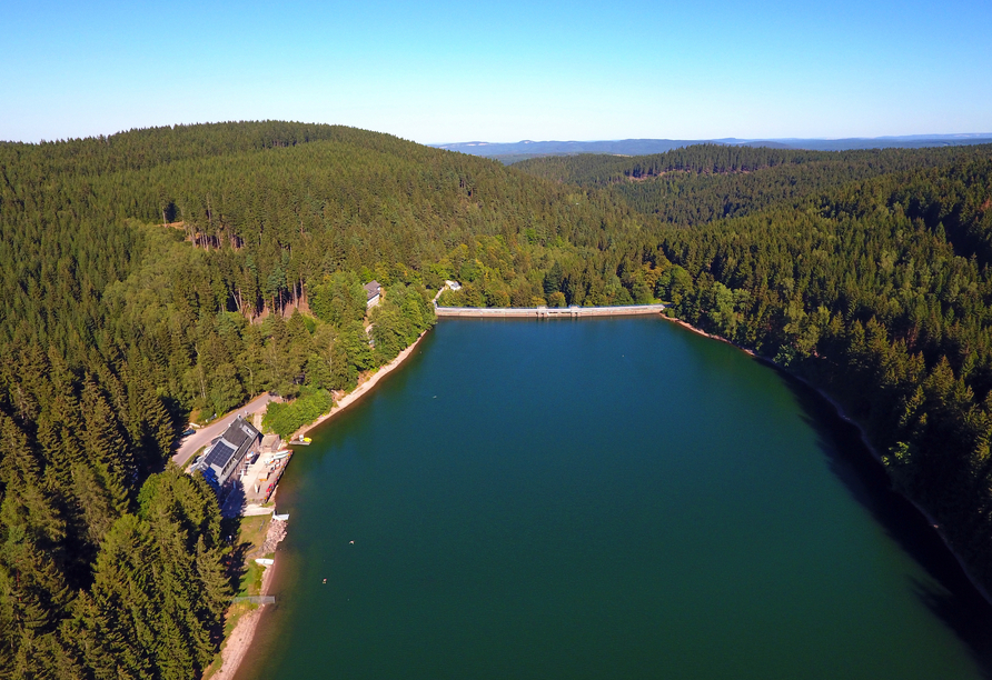 Der Lütsche-Stausee im Thüringer Wald ist nicht weit entfernt und bietet ein wunderbares Ausflugsziel.