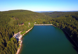 Der Lütsche-Stausee im Thüringer Wald ist nicht weit entfernt und bietet ein wunderbares Ausflugsziel.