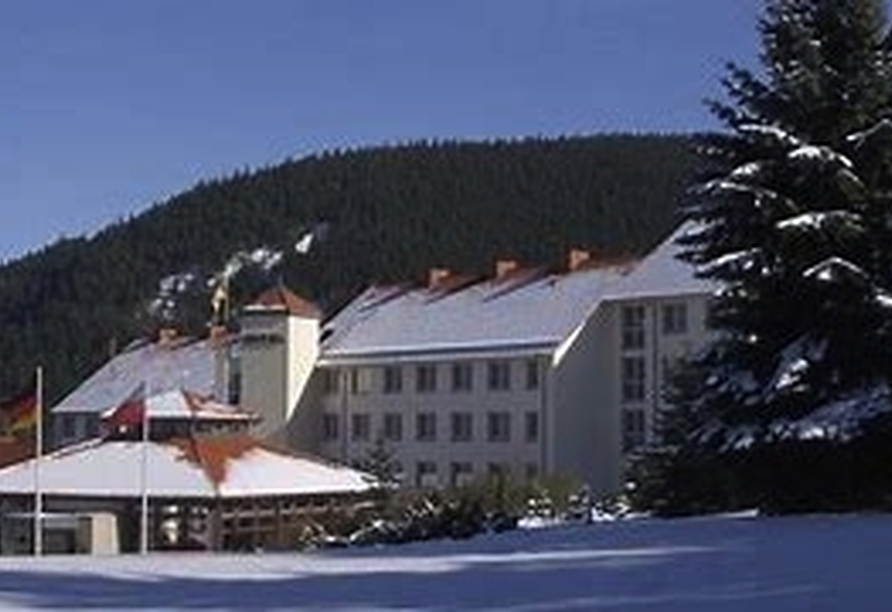 Außenansicht des Hotels im Winter