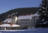 Außenansicht des Hotels im Winter