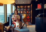Stöbern Sie durch die Bibliothek des Schiffes.