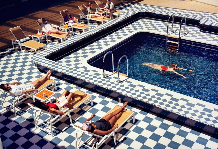 Kühlen Sie sich im Pool ab.
