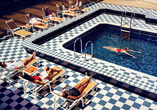 Kühlen Sie sich im Pool ab.