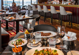 Die Restaurants an Bord bereiten Ihnen köstliche Speisen zu.