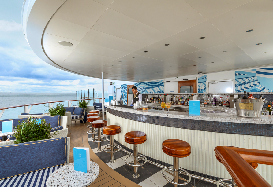 Eine atemberaubende Aussicht auf das offene Meer haben Sie an der Sky Bar.