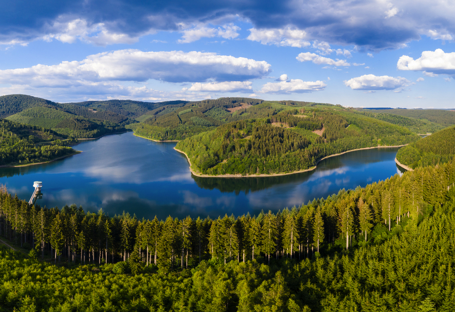 Spazieren Sie entlang des Ufers der Obernautalsperre.