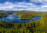 Spazieren Sie entlang des Ufers der Obernautalsperre.