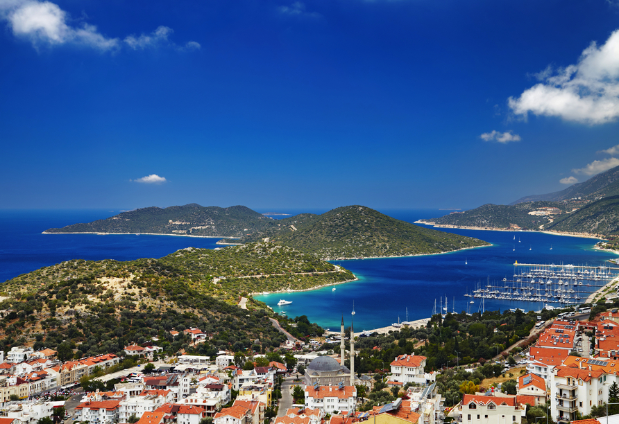 In Kaş treffen türkiser Ozean und entspannte Urlaubsstimmung aufeinander.