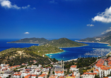 In Kaş treffen türkiser Ozean und entspannte Urlaubsstimmung aufeinander.