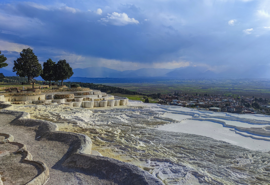 Die weißen Terrassen von Pamukkale sind ein Naturwunder, das Ihnen den Atem rauben wird.