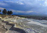 Die weißen Terrassen von Pamukkale sind ein Naturwunder, das Ihnen den Atem rauben wird.