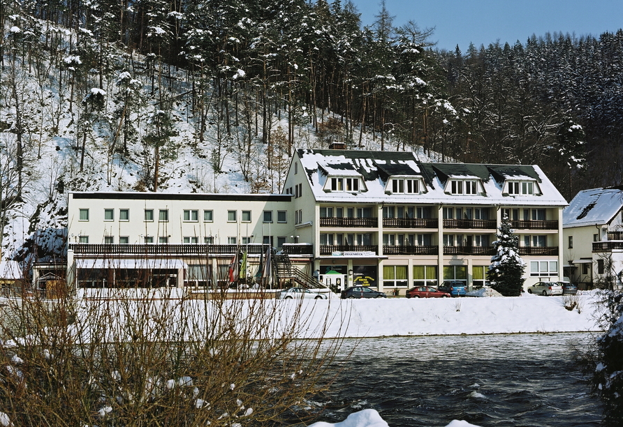 Das Hotel am Schlossberg inmitten der idyllischen Winterlandschaft.