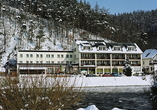 Das Hotel am Schlossberg inmitten der idyllischen Winterlandschaft.