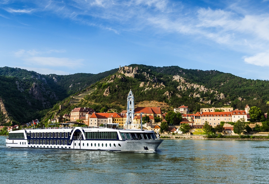 Ihr Schiff ARIELLE QUEEN bringt Sie nach Dürnstein – u. a. bekannt für den blauen Kirchturm.
