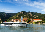 Ihr Schiff ARIELLE QUEEN bringt Sie nach Dürnstein – u. a. bekannt für den blauen Kirchturm.