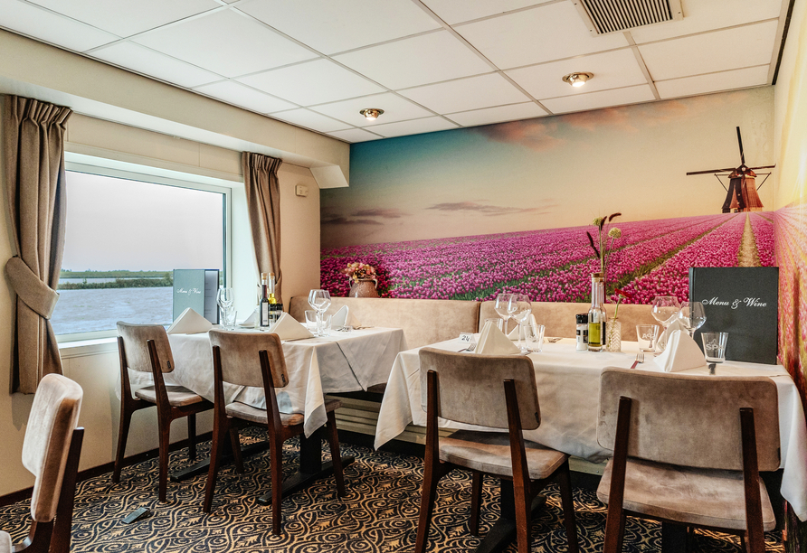 Im Restaurant an Bord können Sie köstliche Speisen genießen.