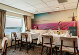 Im Restaurant an Bord können Sie köstliche Speisen genießen.