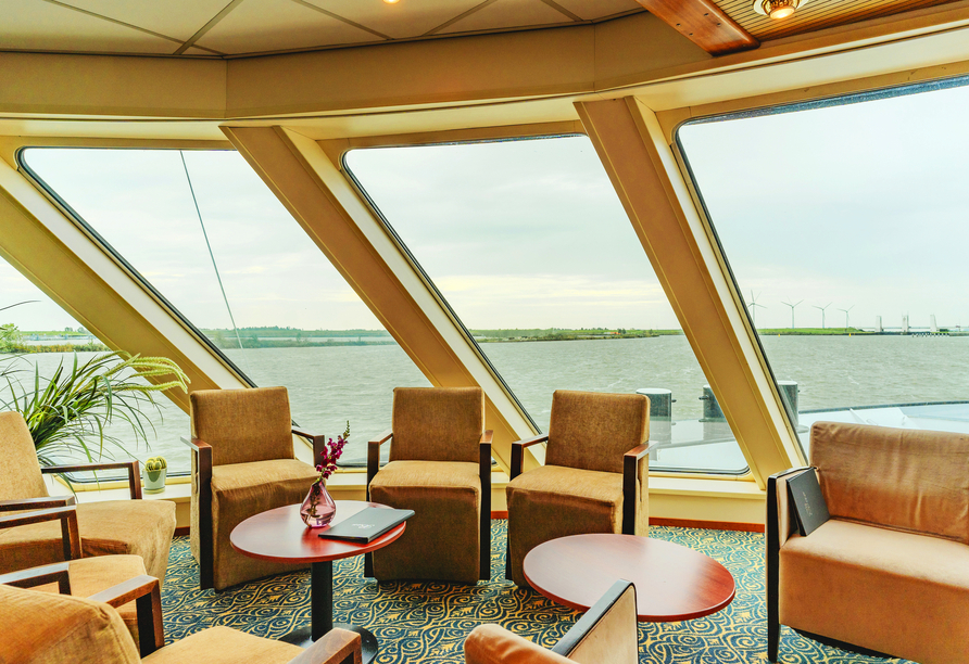 Machen Sie es sich in der Panorama-Lounge gemütlich.