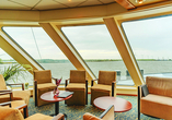 Machen Sie es sich in der Panorama-Lounge gemütlich.