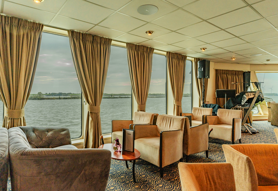 Genießen Sie die vorbeiziehende Flusslandschaft in der Panorama-Lounge.