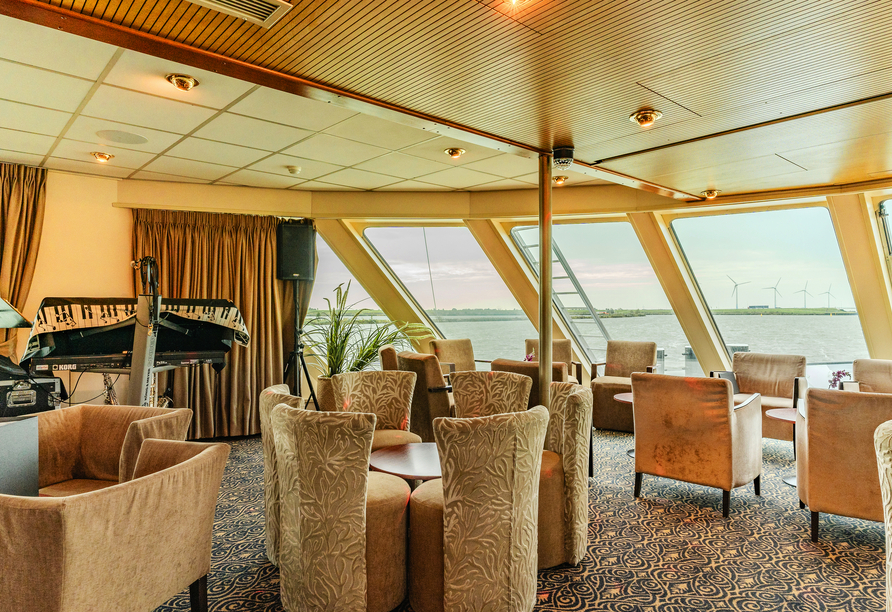 Die Panorama-Lounge lädt zu geselligen Abenden ein.