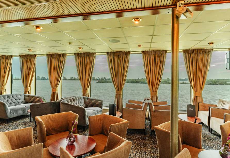 Panorama-Lounge an Bord mit bodentiefen Fenstern