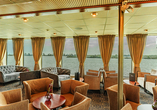 Panorama-Lounge an Bord mit bodentiefen Fenstern