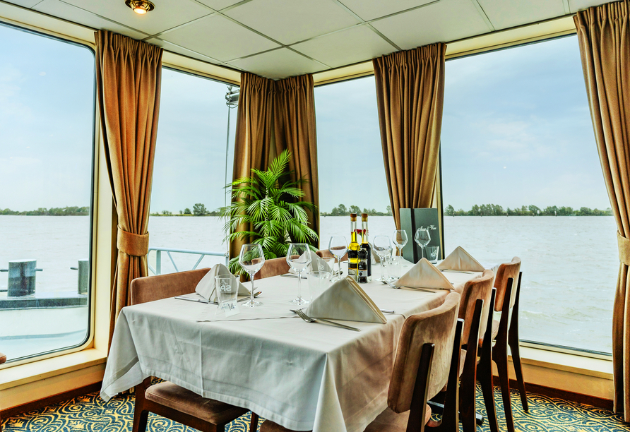 Das Restaurant an Bord bietet einen tollen Panoramablick auf die vorbeiziehende Landschaft.