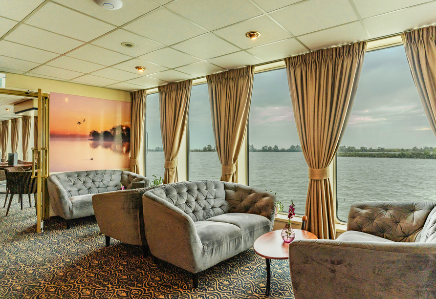 Machen Sie es sich in der Panorama-Lounge gemütlich.